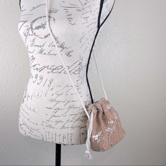 🌸”Host Pick”🌸 🆕 Embroidered Floral Rattan Crossbody/Shoulder Handbag - Picture 4 of 5